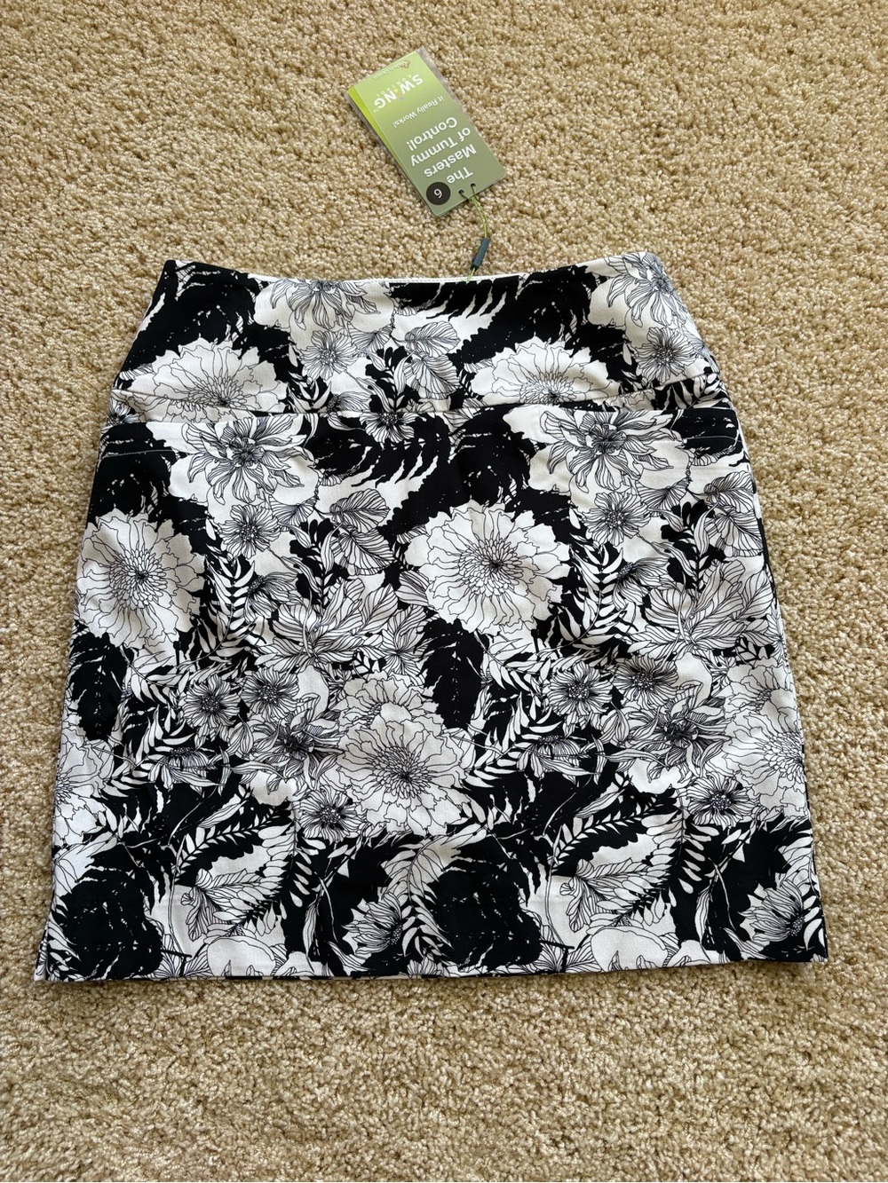Swing Control Golf Skort Size 6 Black White Floral Tummy Control Pull On